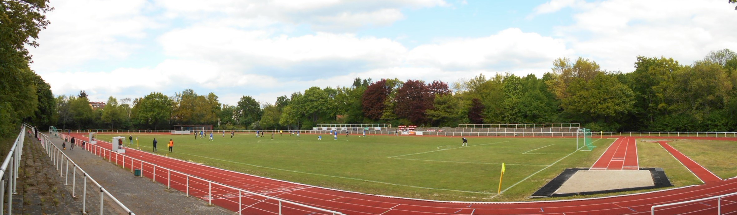 Stadion Britz-Süd: DJK Schwarz-Weiß Neukölln II – SG Blau-Weiß Friedrichshain