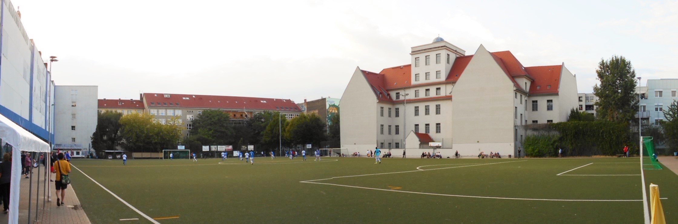 Tesch-Sportplatz: Weißenseer FC – SV Blau-Weiß Berolina Mitte II